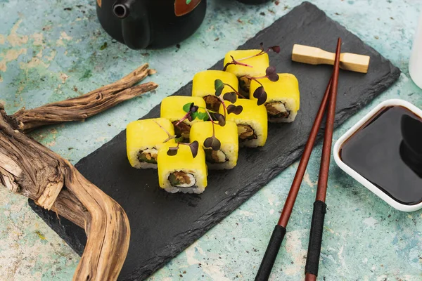 Amarelo Colorido Tradicional Japonês Sushi Rolos — Fotografia de Stock