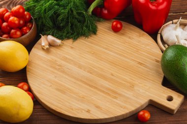 Mutfak arka planını tahta tahta tahta ve sebzelerle kopyala