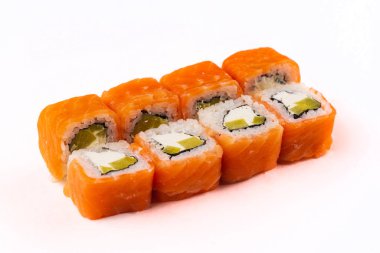 Somon, krem peynir ve avokadoyla sarılmış lezzetli suşi ruloları.