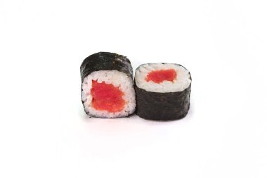 İçinde somon olan basit ya da klasik suşi ruloları.
