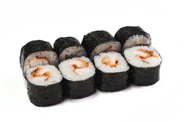 Taze ve lezzetli suşi beyaz arka planda yuvarlanıyor.