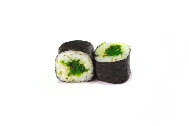 İçinde pirinç ve yeşil yosun olan maki sushi.
