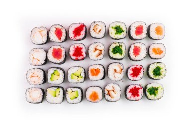 Maki Sushi seti beyaz arkaplanda izole edildi