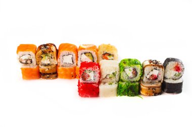 Beyaz arka planda lezzetli maki suşi ruloları.