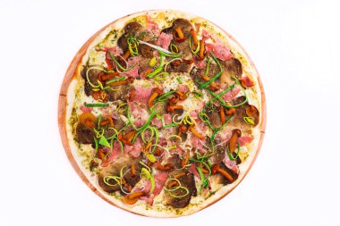 Beyaz zemin üzerinde İtalyan menü pizzası