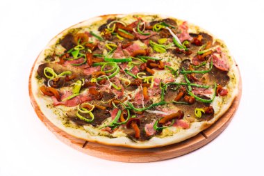 Yakından bakınca ahşap tabakta lezzetli İtalyan pizzası görünüyor.