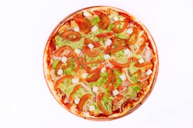 Farklı malzemelerle yapılmış nefis ev yapımı pizza, beyaz arka planda izole edilmiş.