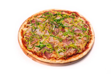 Yakından bakınca ahşap tabakta lezzetli İtalyan pizzası görünüyor.