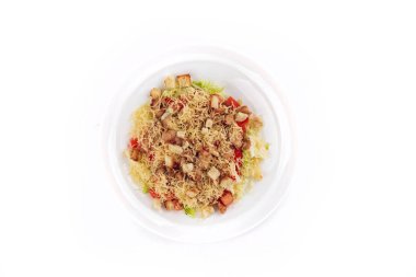 Yakın çekim, kızarmış tavuklu nefis salata, Çin lahanası, kraker ve domates.