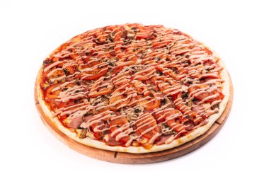 Farklı malzemelerle yapılmış nefis ev yapımı pizza, beyaz arka planda izole edilmiş.