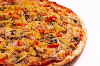 Beyaz arka planda farklı malzemelerle lezzetli bir pizza. 