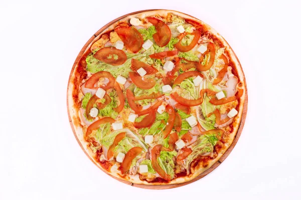 Farklı malzemelerle yapılmış nefis ev yapımı pizza, beyaz arka planda izole edilmiş.