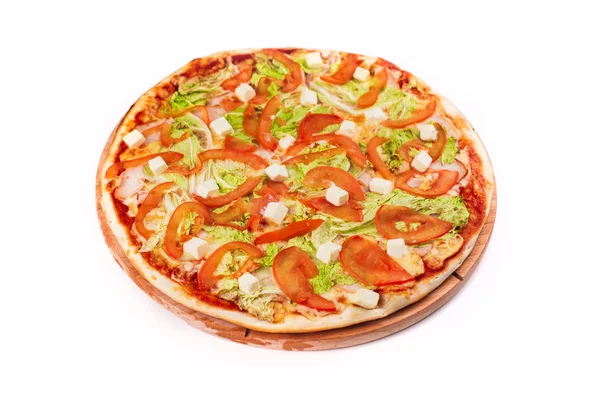 Beyaz arka planda et ve sebzeli lezzetli İtalyan pizzası.