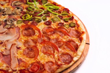 Beyaz arka planda farklı malzemelerle lezzetli bir pizza. 