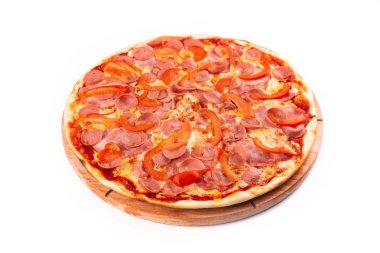 Beyaz arka planda et ve sebzeli lezzetli İtalyan pizzası.