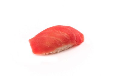 Nigiri suşi rulosu beyaz arkaplanda izole 
