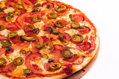 Tahta tabakta servis edilen taze ve lezzetli İtalyan pizzası.