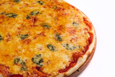 Beyaz arka planda farklı malzemelerle lezzetli bir pizza. 