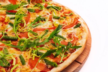 Beyaz arka planda et ve sebzeli lezzetli İtalyan pizzası.