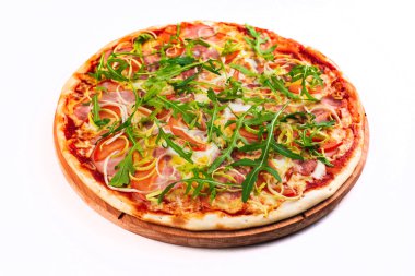 Yakından bakınca ahşap tabakta lezzetli İtalyan pizzası görünüyor.