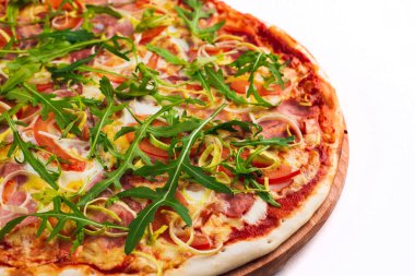 Beyaz arka planda et ve sebzeli lezzetli İtalyan pizzası.