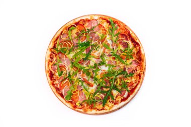 Farklı malzemelerle yapılmış nefis ev yapımı pizza, beyaz arka planda izole edilmiş.