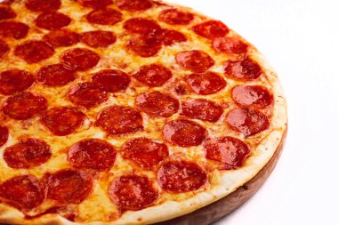 Pepperoni pizza, beyaz arka planda yakın çekim.