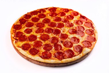 Pepperoni pizza, beyaz arka planda yakın çekim.