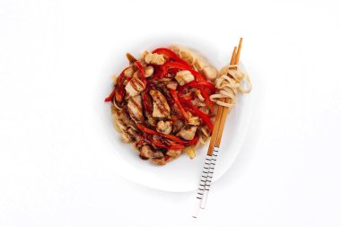 Kızarmış tavuklu erişte, kırmızı kağıt, Asya yemeği.