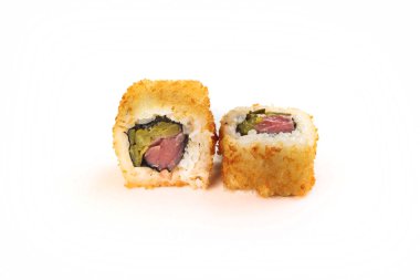 Lezzetli suşi ruloları ve kızarmış pirinç. 