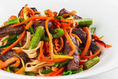 Lezzetli Asya yemekleri, etli lo mein, sebze ve erişte.