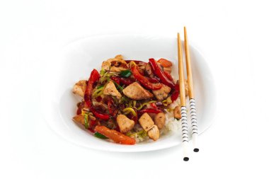 Asya yemeği, kızarmış tavuk parçaları ve sebzeli pilav.