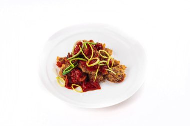 Lezzetli yemekler, beyaz tabakta domates soslu nugget.