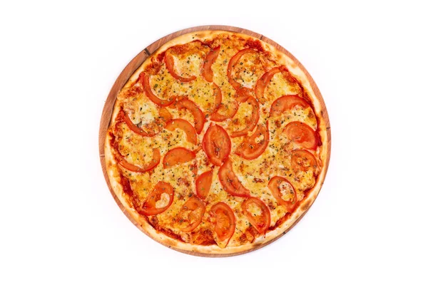 Pizza Pomidorami Serem Drewnianym Talerzu Białe Tło — Zdjęcie stockowe