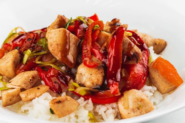 Asya yemeği, kızarmış tavuk parçaları ve sebzeli pilav.