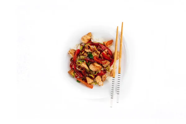 Aziatisch Eten Rijst Met Gebakken Stukjes Kip Groenten — Stockfoto