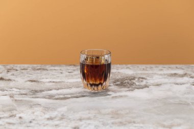 Alkol, soda ve buzlu viski.