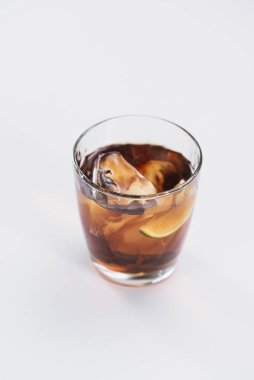 Klasik alkol, buzlu brendi ve limon dilimi.