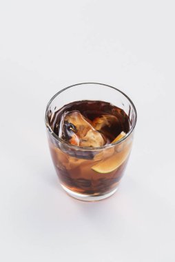 Klasik alkol, buzlu brendi ve limon dilimi.