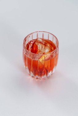 Beyaz arka planda buzlu ve limon dilimli alkolik kuyruk.