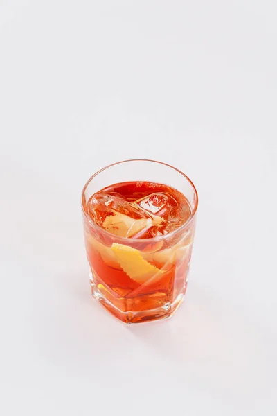 Cóctel Negroni Con Limón Hielo Vaso Old Fashioned — Foto de Stock