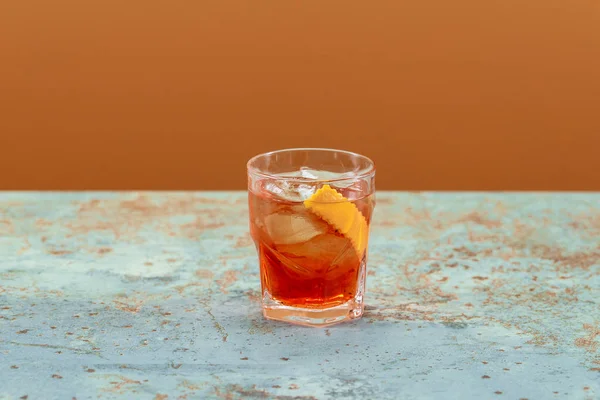 Κοκτέιλ Negroni Λεμόνι Και Πάγο Ποτήρι Old Fashioned — Φωτογραφία Αρχείου