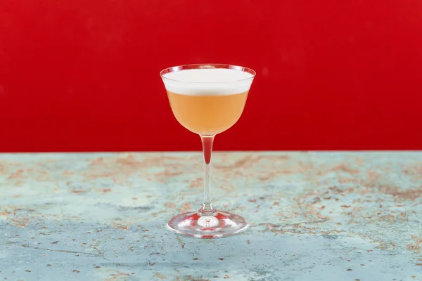 Bicchiere Con Delizioso Cocktail Con Schiuma Sulla Parte Superiore — Foto Stock