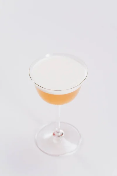 Bicchiere Con Delizioso Cocktail Con Schiuma Sulla Parte Superiore — Foto Stock