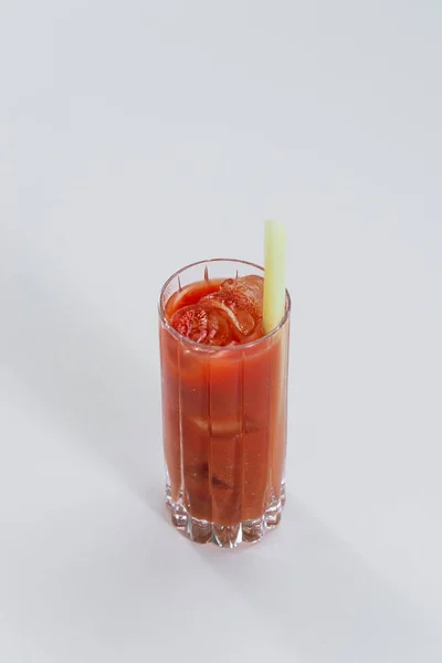 Bloody Mary Cocktail Med Selleri Isbiter High Ball Glass – stockfoto