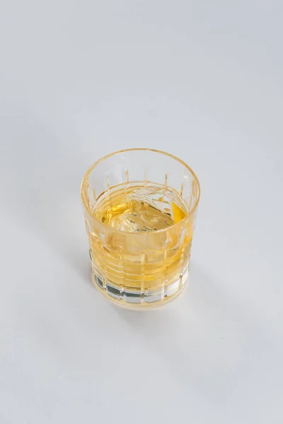 Closeup Glass Refreshing Yellow Cocktail Lemon Slice — 스톡 사진