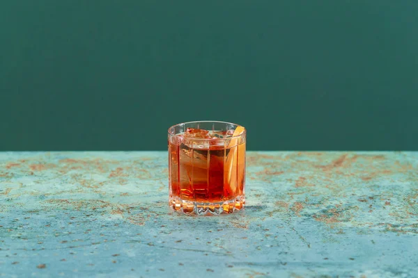 Cuba Libre Cocktail Glass Table Ice Lemon Slices — Stock Photo, Image