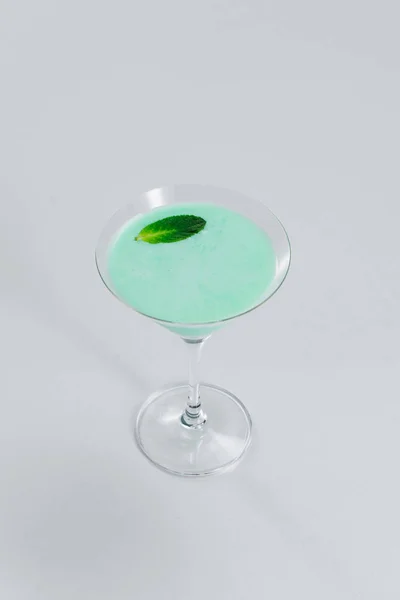 Cocktail Couleur Menthe Sauterelle Avec Feuille Sur Dessus — Photo