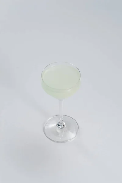 Delicioso Cocktail Cor Branca Com Vodka Gin — Fotografia de Stock