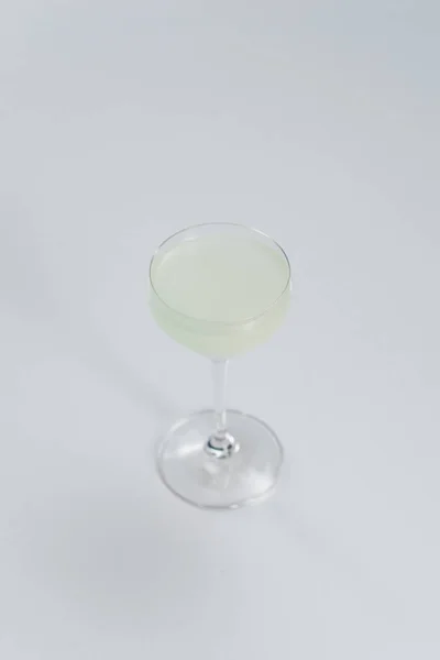 Delicioso Cóctel Color Blanco Con Vodka Ginebra — Foto de Stock